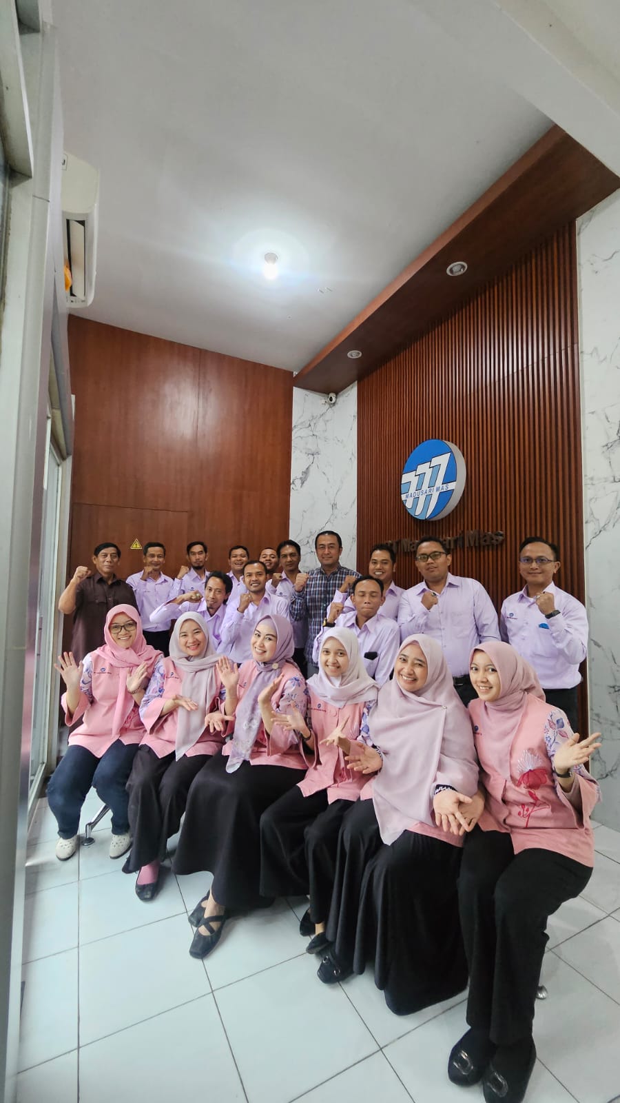Tim operasional di lingkungan kerja modern